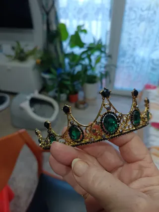 Corona dorada con perlas y pedrería