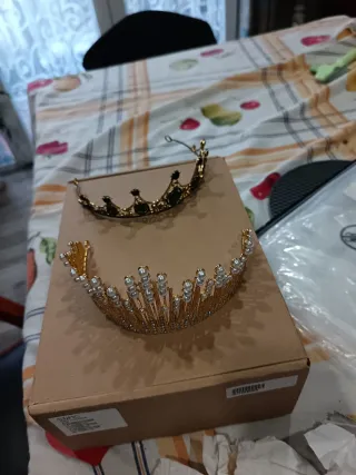 Corona dorada con perlas y pedrería