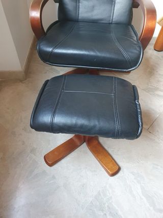 Sillón de piel con reposapiés