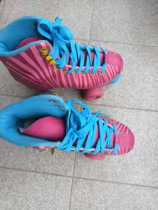 Patines de niña rosas con cordones azules