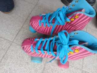 Patines de niña rosas con cordones azules