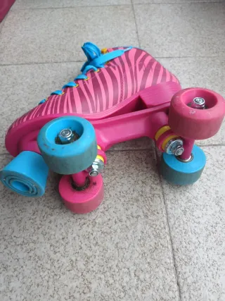 Patines de niña rosas con cordones azules