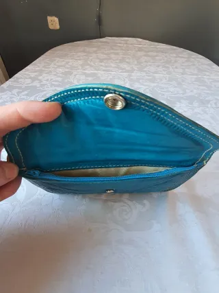 Cartera de piel con relieve.