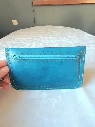 Cartera de piel con relieve.