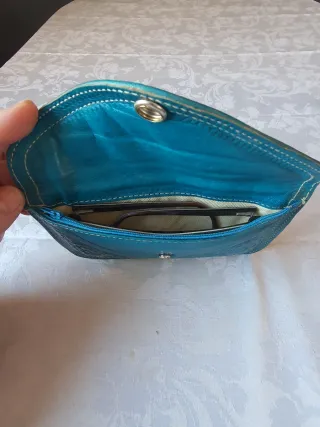 Cartera de piel con relieve.