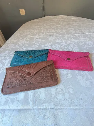 Cartera de piel con relieve.