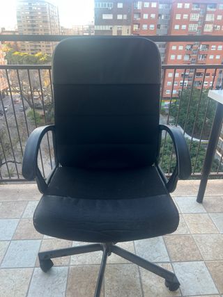 Silla de oficina giratoria negra