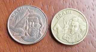 Monedas de 5 y 10 centavos de Brasil