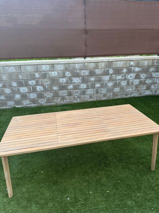 Mesa de jardín de madera
