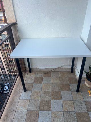 Escritorio IKEA blanco patas negras