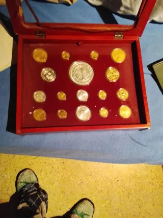 Colección de Monedas en Caja Roja