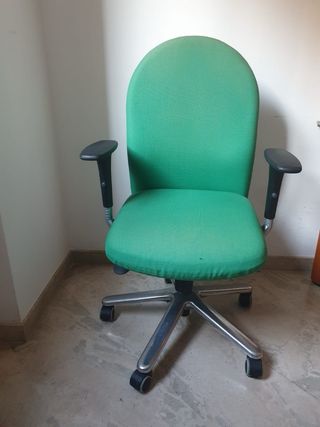Silla de oficina ergonómica verde