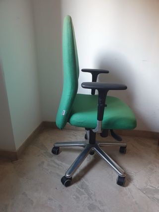 Silla de oficina ergonómica verde