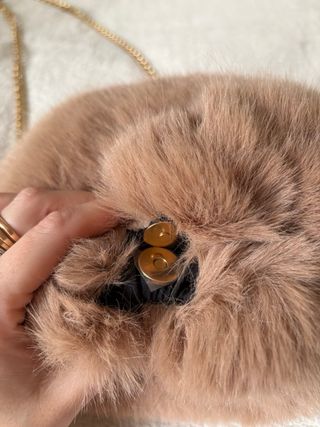 Borsa finta pelliccia con catena lunga