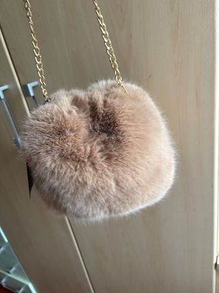 Borsa finta pelliccia con catena lunga