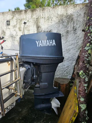 Fueraborda Yamaha 85 2T con power trim mando morse