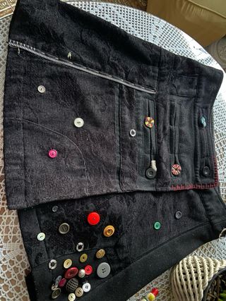 Falda desigual con bordado