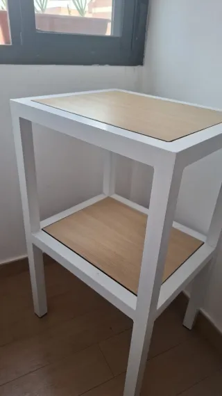 Mesa alta blanca de aluminio y madera