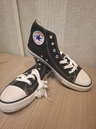 Botas estilo Converse negras y blancas