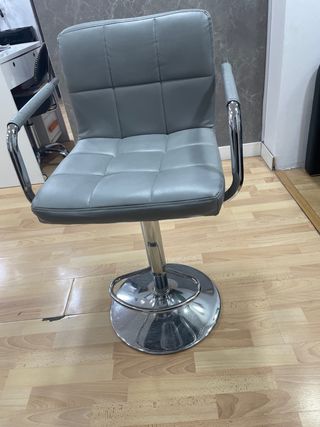 Taburete gris con base cromada