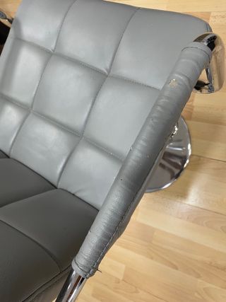 Taburete gris con base cromada