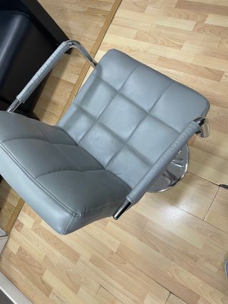 Taburete gris con base cromada