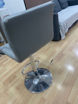 Taburete gris con base cromada