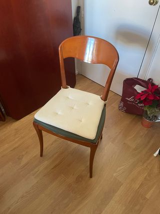 Mesa de madera con patas