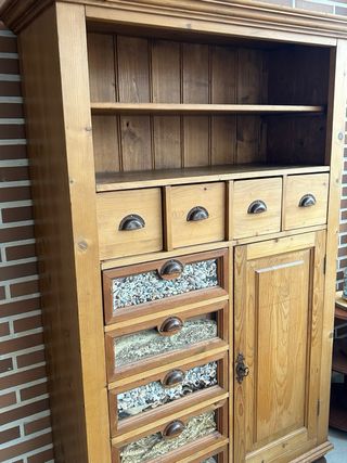 Mueble de pino macizo con cajones y puerta
