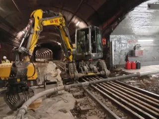Maquinista excavadora ferroviario