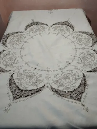 Tovaglia ricamata floreale