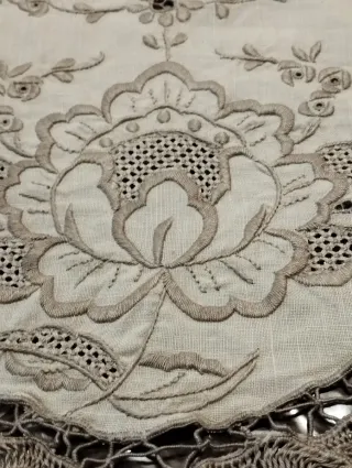 Tovaglia ricamata floreale