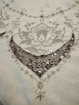 Tovaglia ricamata floreale