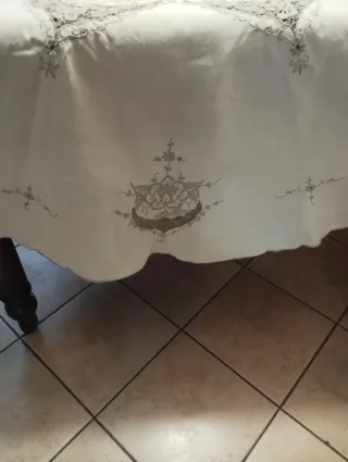 Tovaglia ricamata floreale