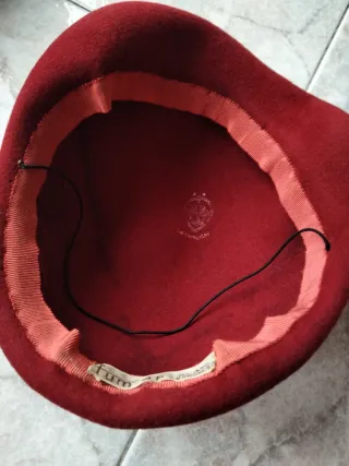 Due cappelli donna vintage in panno nero e rosso