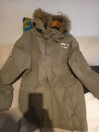 Chaqueta verde militar con capucha
