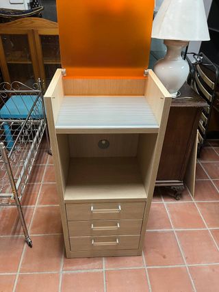 Cajonera de madera con detalle naranja