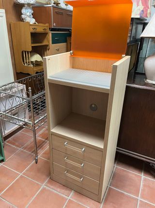 Cajonera de madera con detalle naranja