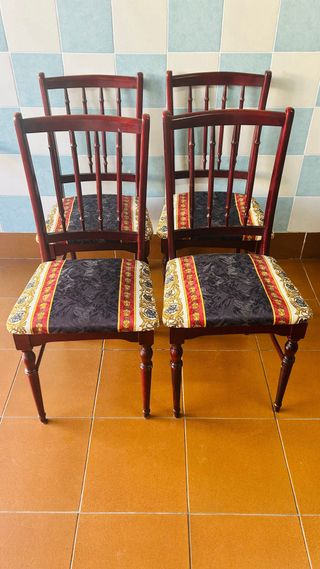 Silla de madera con asiento estampado