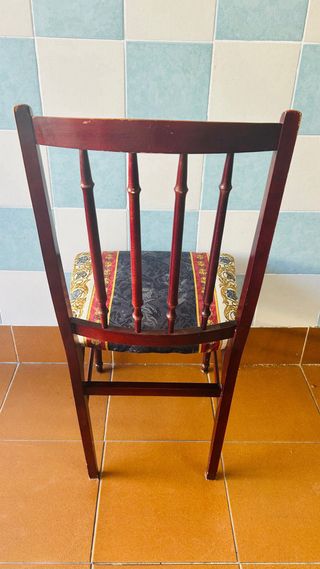Silla de madera con asiento estampado