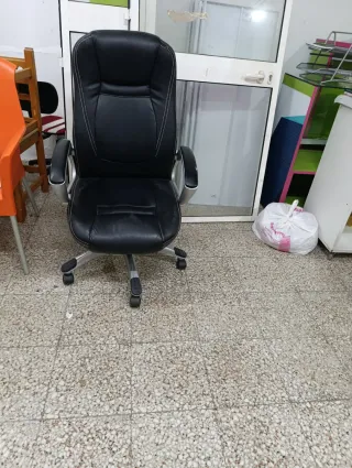 Silla de oficina negra y plateada