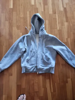 Sudadera gris con capucha y cremallera