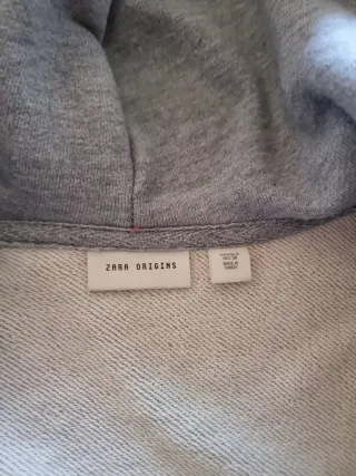 Sudadera gris con capucha y cremallera