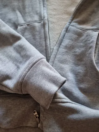 Sudadera gris con capucha y cremallera