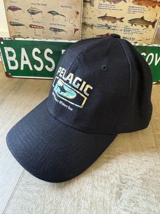 CARTELES Y GORRA DE PESCA