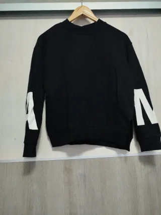 Sudadera H&M negra con logo