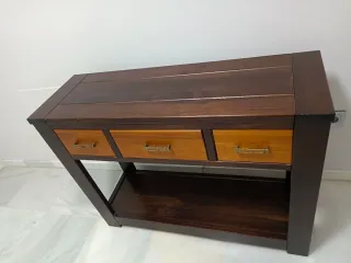 Mueble de madera con 3 cajones