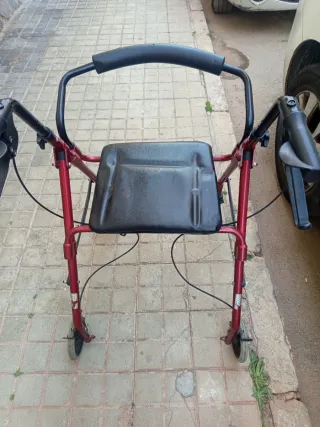 Andador para personas mayores con asiento
