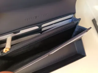 Cartera Tommy Hilfiger Azul con Rayas