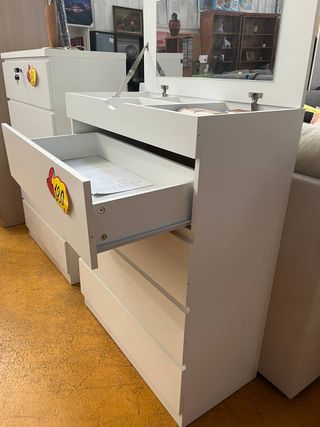 Tocador blanco con espejo y cajones